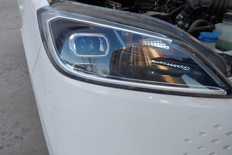 Used Wuling Hongguang New Energy 2025 Extended-Range Hybrid 50KM Comfort Version Right Front Headlight