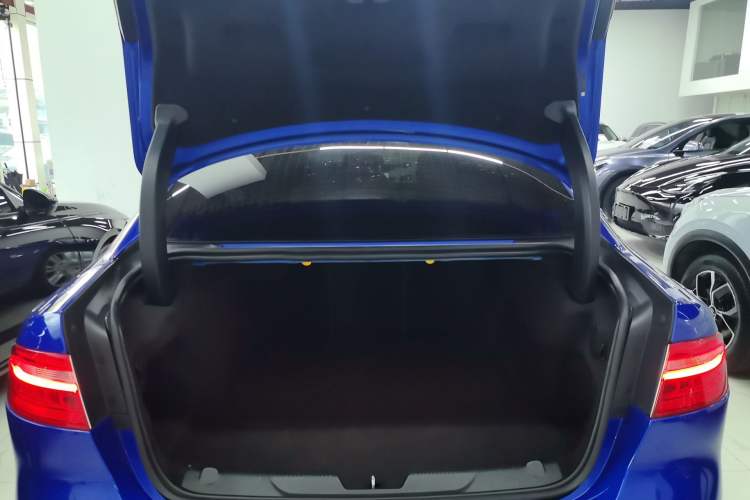 Used Jaguar XEL 2019 2.0T 200 PS Deluxe Edition Trunk