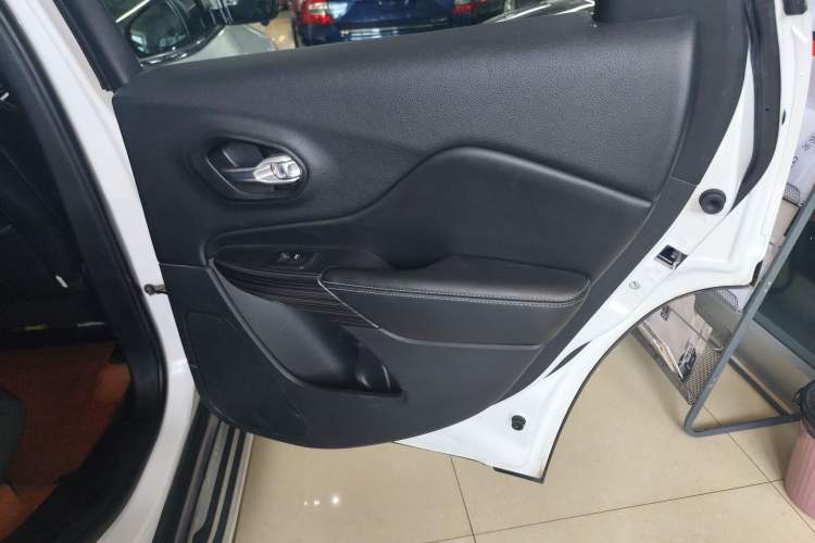 Used Jeep Cherokee 2016 2.0L Superior Edition