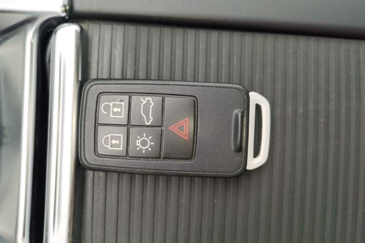 Used Volvo S60 2015 S60L 2.0T Zhiyuan Edition
