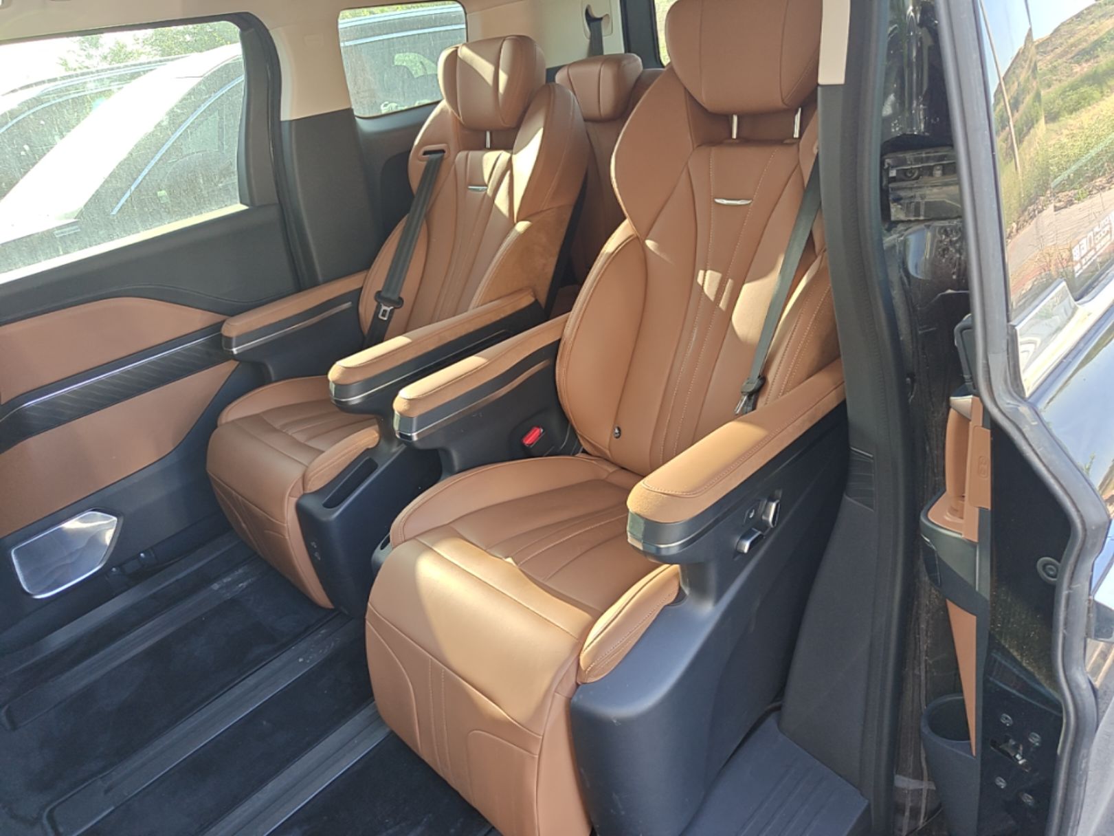 Hongqi HQ9 PHEV 2024 2.0T Four-Wheel Drive Business Edition — снимка 20