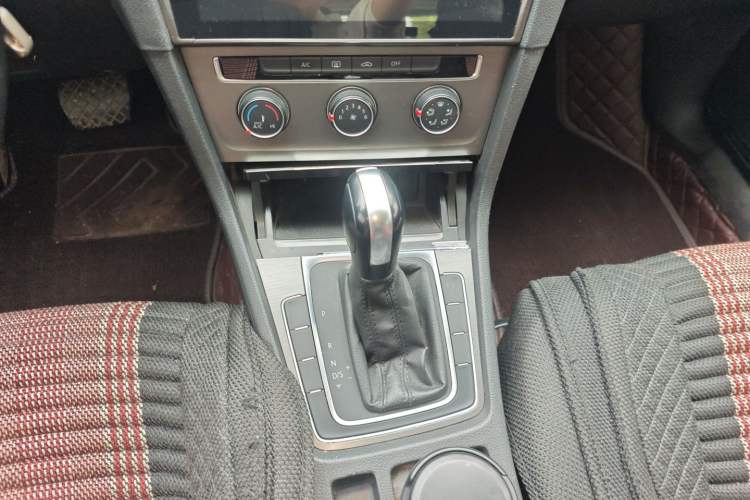 Used Volkswagen Golf 2016 1.6L Automatic Comfort Model Gear Lever