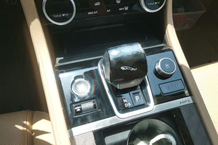 Used Jaguar XFL 2025 Model—2.0T P250, Two-Wheel Drive, Premium Luxury Edition
