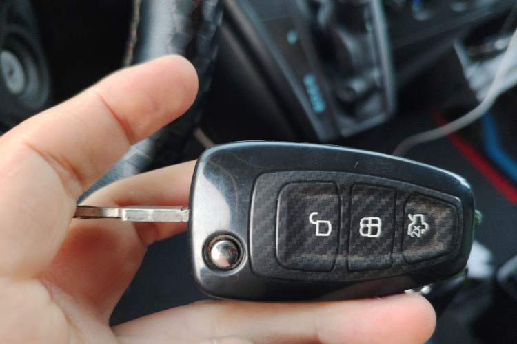 Used Ford Transit 2020 2.0T Gasoline Automatic Multi-Function Commercial Vehicle Mid-axle Low-roof Design with Dual Rear Doors Meeting China VI Emission Standards