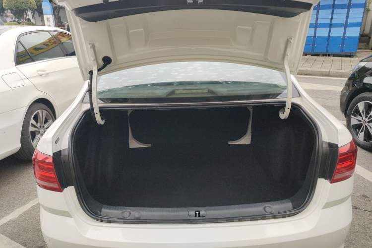 Used Volkswagen Lavida 2018 Classic 1.5L Automatic Fashion Edition China VI Standard Trunk
