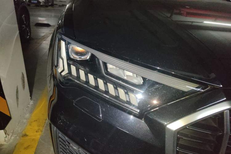 Used Audi Q7 2020 55 TFSI quattro S line sports model Right Front Headlight