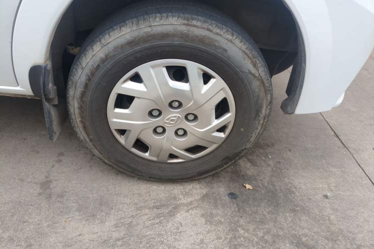 Used SAIC MAXUS Xintu V80 2024 Aotuntong 6MT Short-Wheelbase Mid-Roof Model with 127 Ps 5/6 Seats
