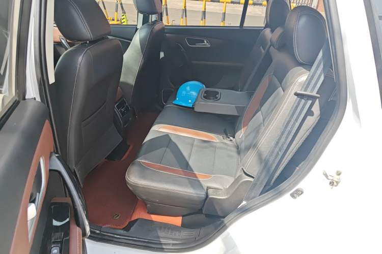 Used SWM X7 2017 1.5T Automatic Smart Enjoyment Version 7 Seats Left Rear Seat