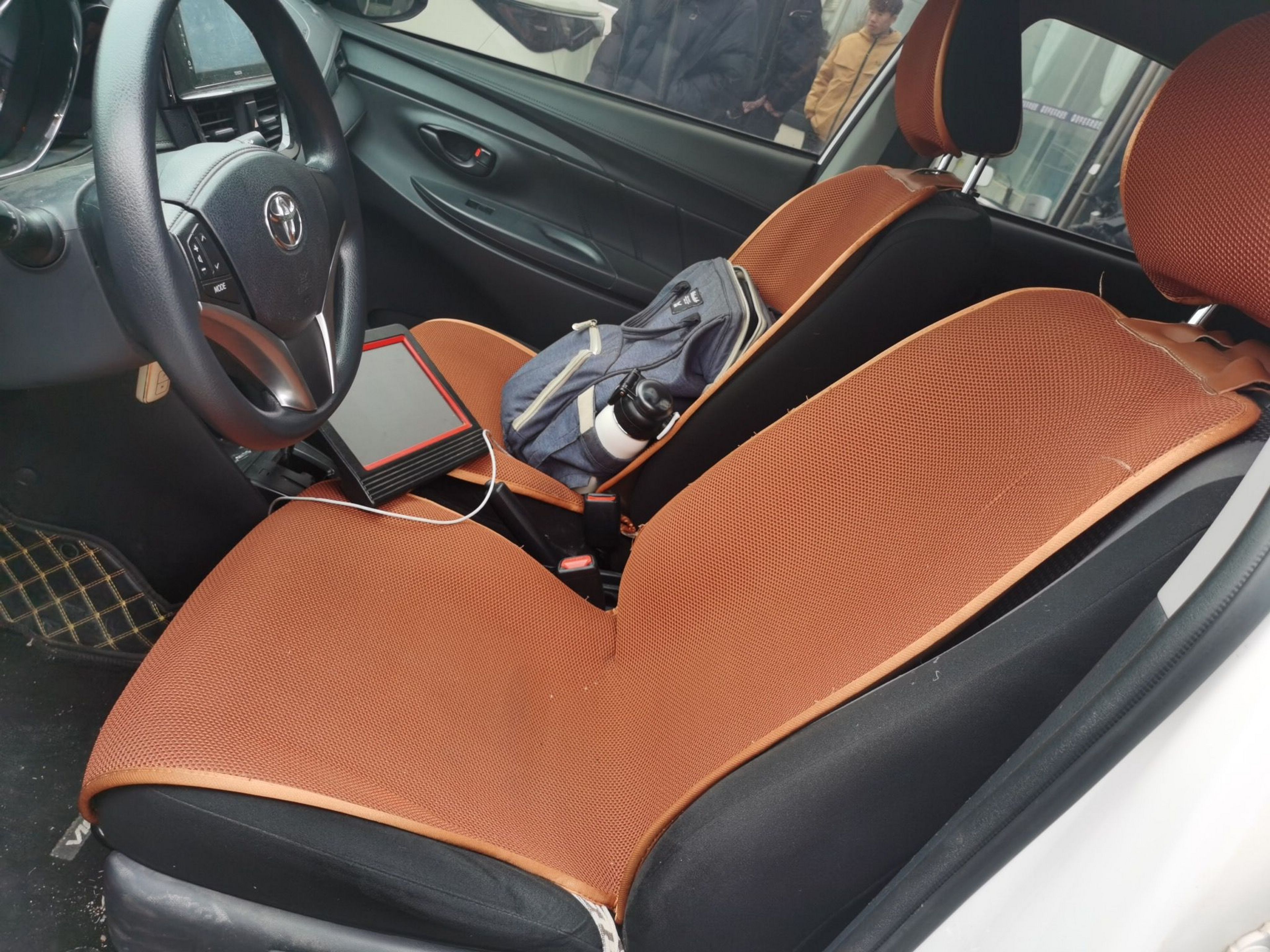 Переднее сиденье в автомобиле