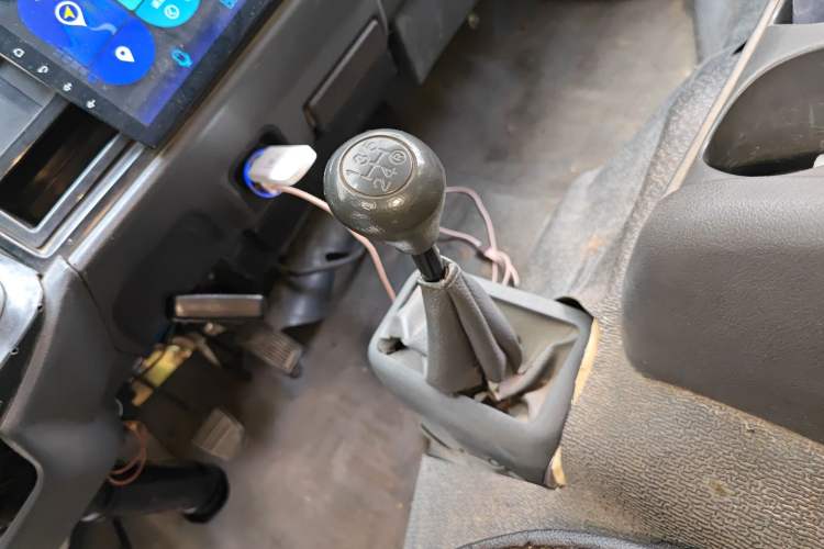 Used Jinbei Hiace 2014 2.0L Fifth-Generation Xiangyun Comfort Type 1 4G20C Gear Lever