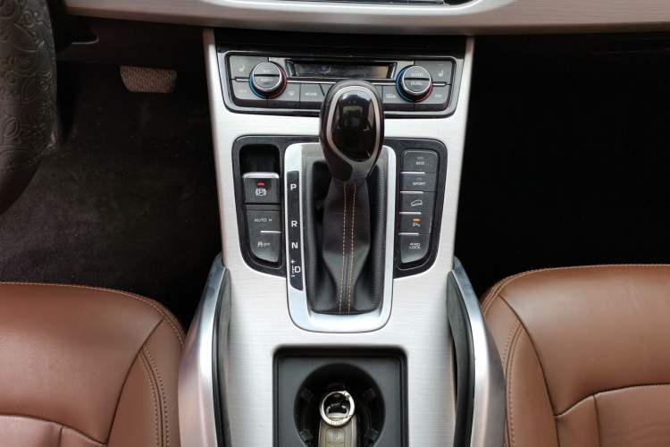 Used Geely Auto Emgrand X7 Sport 2016 1.8TD Automatic All-Wheel-Drive ZhiZun Edition Gear Lever