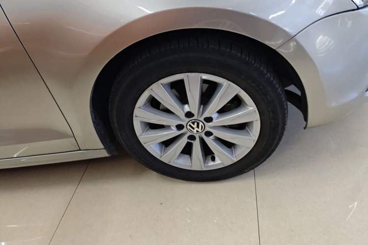 Used Volkswagen Sagitar 2014 Revised Version 1.6L Automatic Leading Edition Right Front Wheel Hub