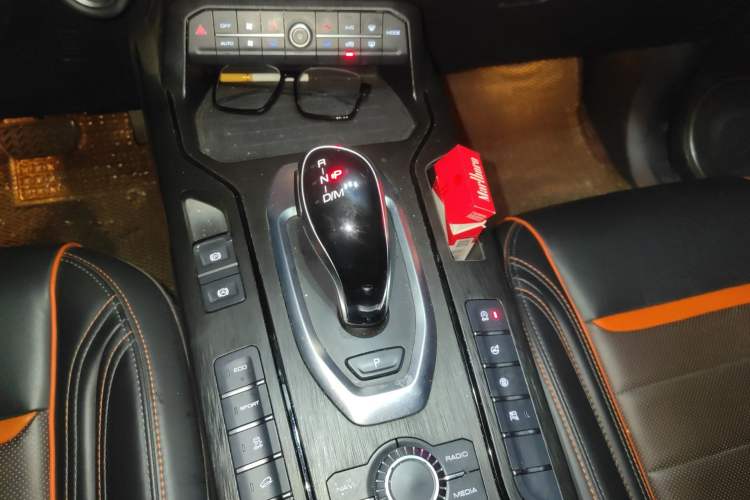 Used Wey VV5 2019 1.5T Two-Wheel-Drive Orange Edition Limited Model Gear Lever