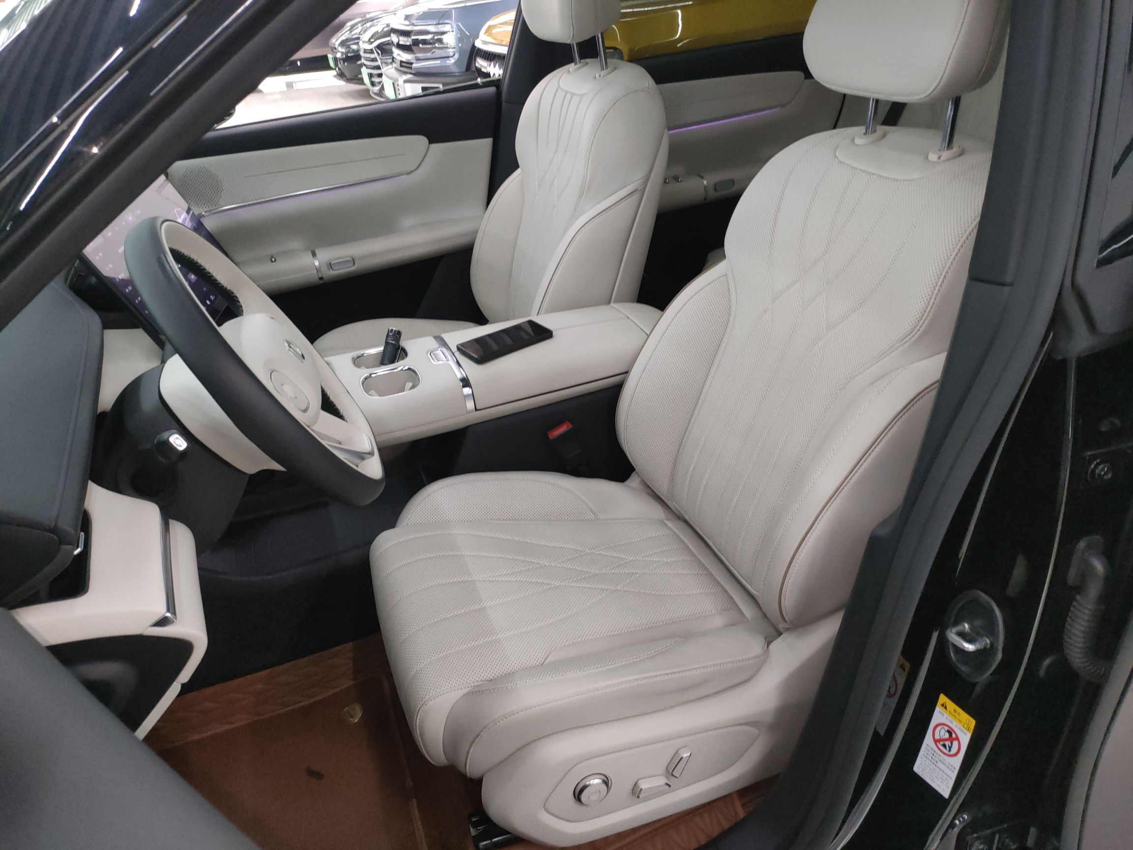 المقاعد الأمامية داخل السيارة