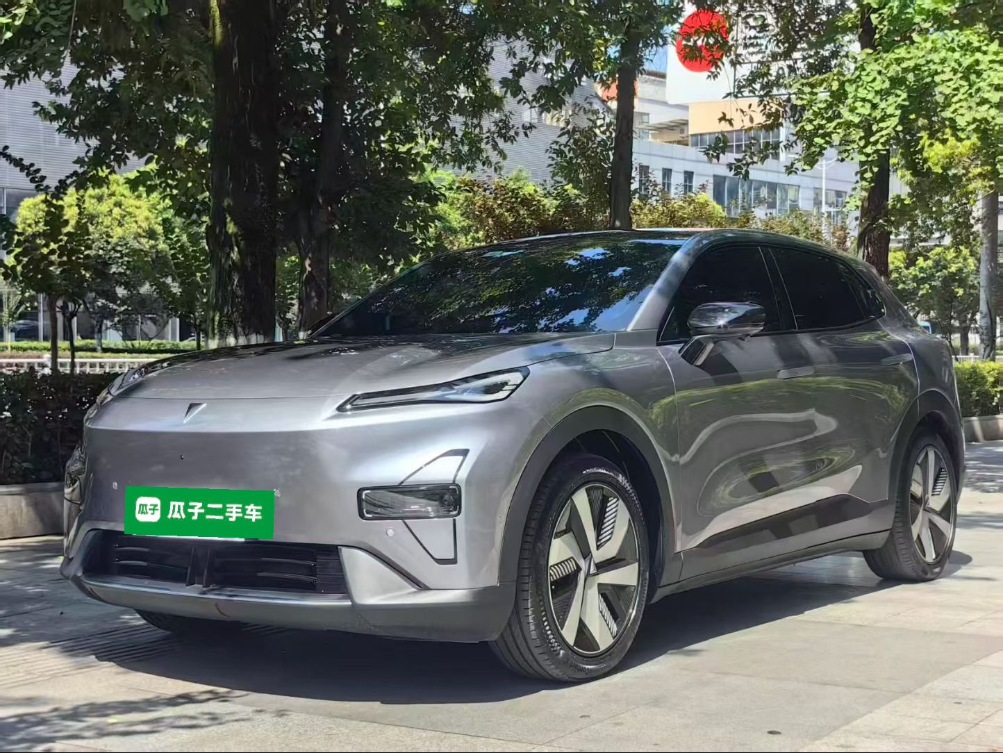 Unter der Vorderseite des Autos
