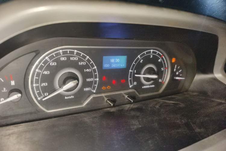 Used SAIC MAXUS Xintu V80 2018 2.5T 6-Speed Manual Aowentong Long-Wheelbase Mid-Roof 7/10-Seater
