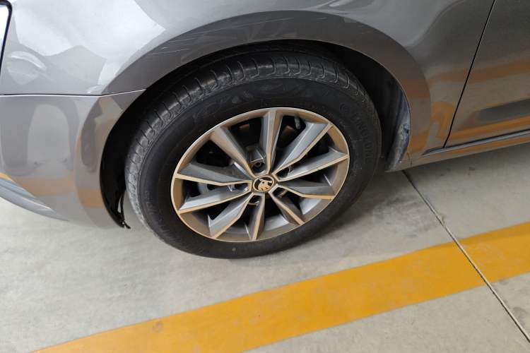 Used Skoda Octavia 2022 1.5L Automatic Comfort Edition Left Front Wheel Hub