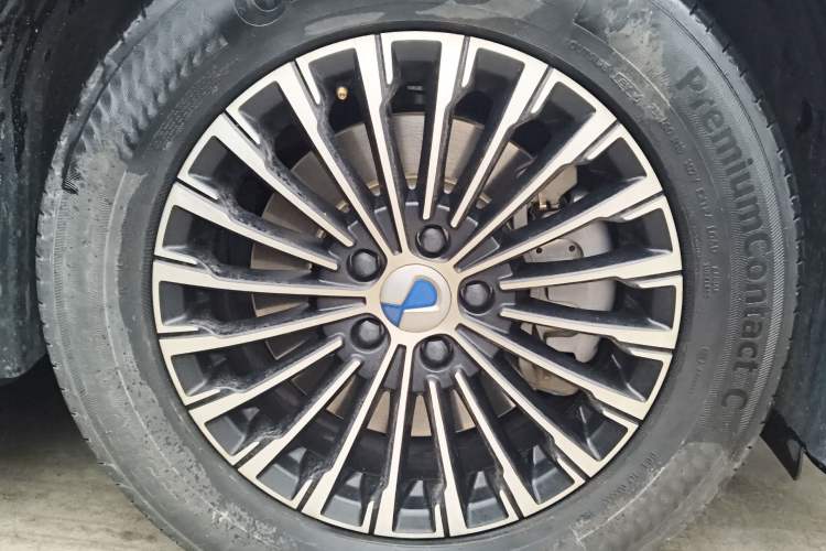 Used Denza D9 2024 DM-i 1050 Luxury Model Right Front Wheel Hub