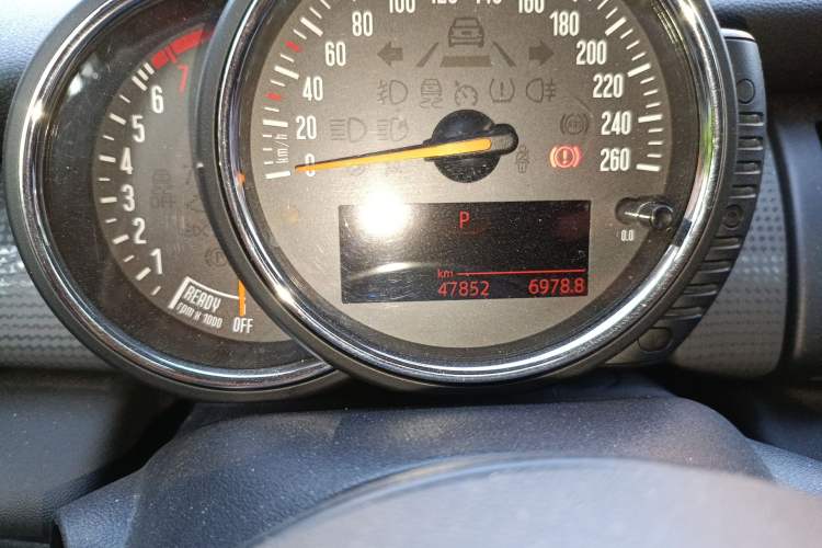 Used MINI 2016 1.5T COOPER Five-Door Edition Odometer Close Up