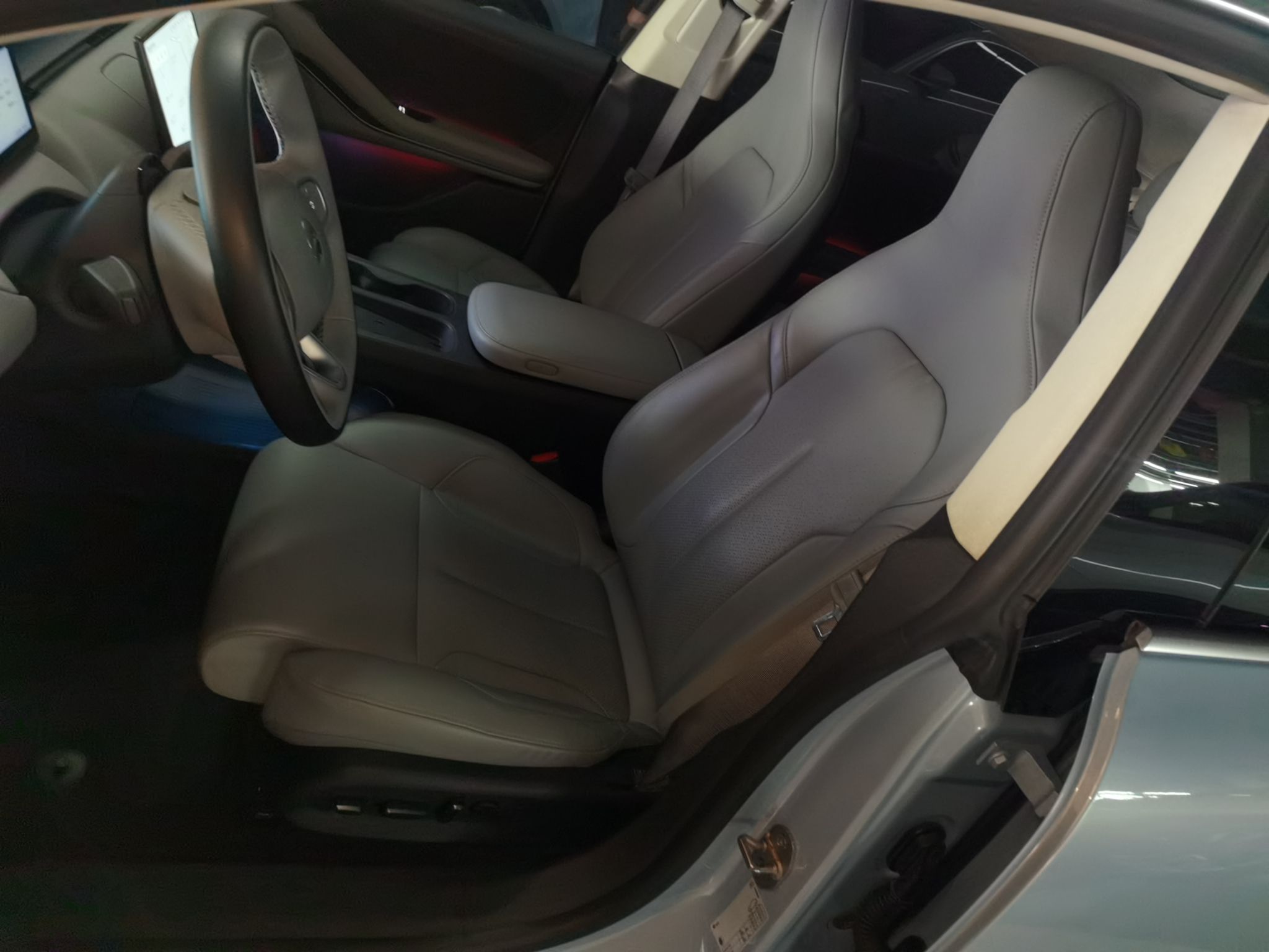 المقاعد الأمامية داخل السيارة