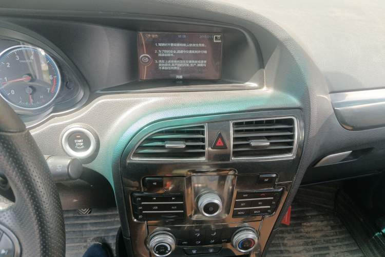 Used Brilliance V5 2016 1.5T Manual Two-Wheel Drive Smart Version Audio And AC Panel