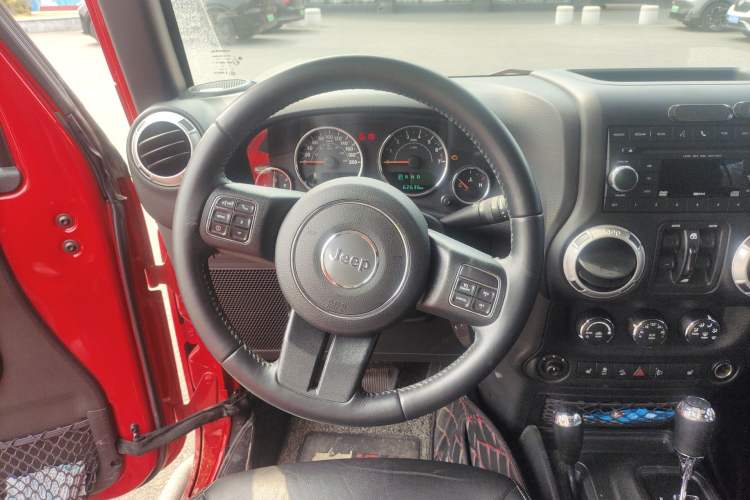 Used Jeep Wrangler 2017 3.6L Rubicon Four-Door Comfort Edition Steering Wheel