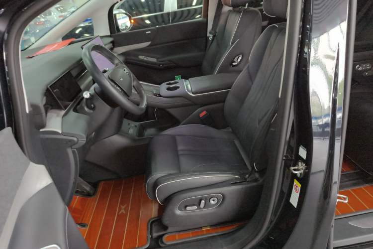 Used XPeng X9 2024 702 Ultra-Long Range Max Left Front Seat