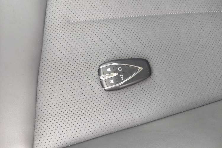 Used Changan UNI-Z New Energy 2024 Blue Whale Smart Electric iDD 125km Leading Model