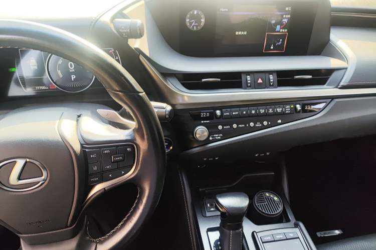 Used Lexus ES 2020 300h Deluxe Edition
