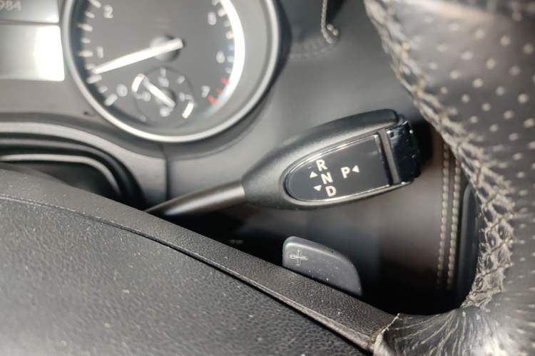 Used Mercedes-Benz M-Class 2010 ML 350 4MATIC Luxury Model Gear Lever
