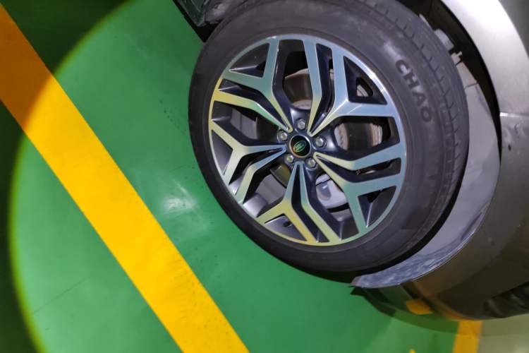 Used Land Rover Range Evoque 2021 Range Rover Velar 249 PS R-Dynamic S Performance Edition Right Front Wheel Hub