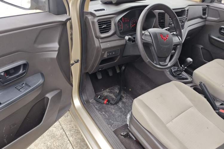 Used Wuling Hongguang V 2022 1.5L Jingqu Edition Enclosed-Window Vehicle with Hydraulic Power Steering LAR