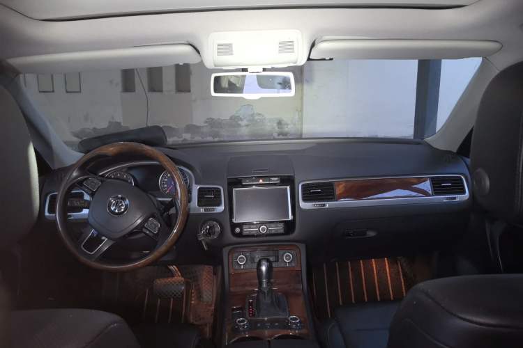 Used Volkswagen Touareg 2011 3.0 TSI Standard Version Center Console