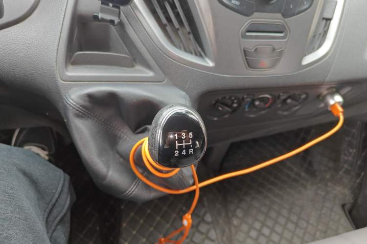 Used Ford Transit 2017 2.0T Diesel Multi-Purpose Commercial Vehicle Short Wheelbase Mid-Roof China IV Standard