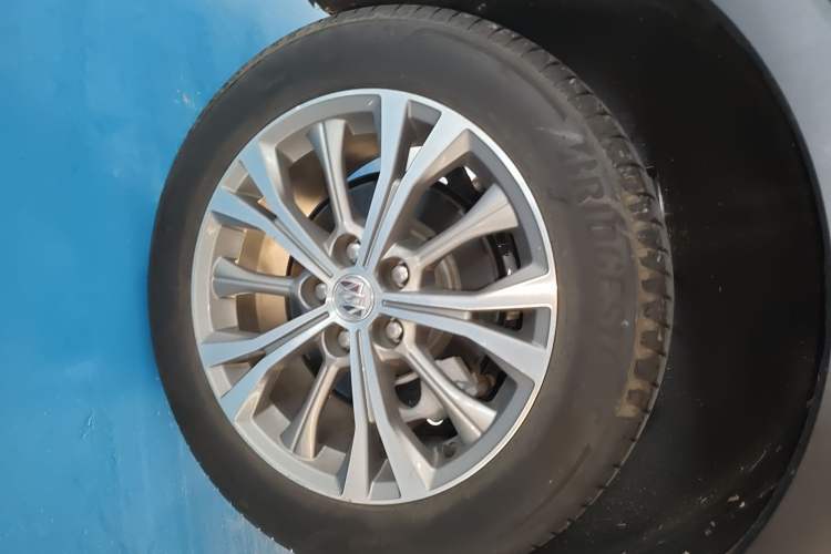 Used Buick Envision 2022 Encore Plus 652T Five-Seat Luxury Model Right Rear Wheel Hub