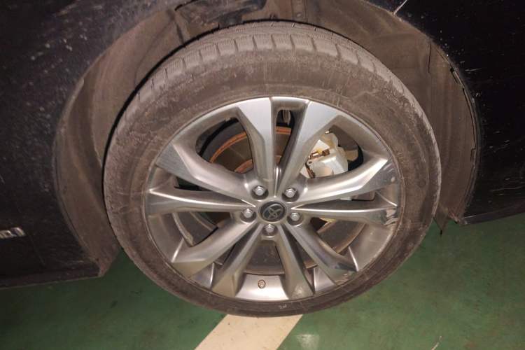 Used Toyota SIENNA 2023 2.5L Hybrid Deluxe Edition Right Front Wheel Hub