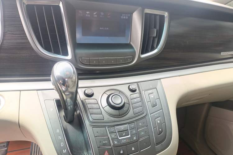 Used Buick GL8 2011 3.0L GT Luxury Business Haoya Edition Audio And AC Panel