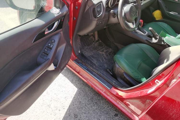 Used Mazda 3 Axela 2014 Sedan 1.5L Automatic Comfort Model
