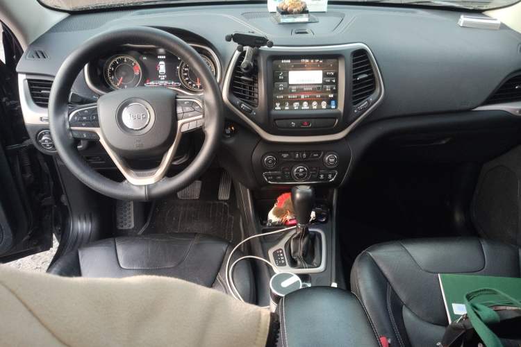 Used Jeep Cherokee 2017 2.0L Superior Edition