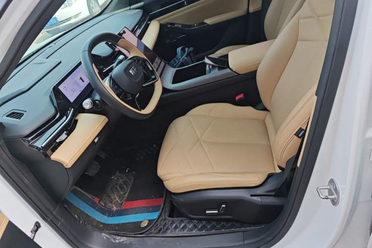 Used Geely Galaxy L6 2024 125km PLUS Dragon Edition
