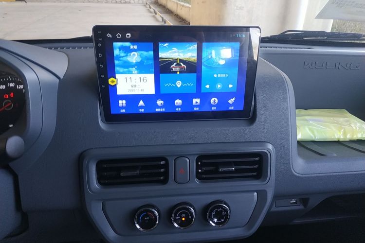 Used Wuling Yangguang 2024 300KM Comfort Version Passenger Van 75kW