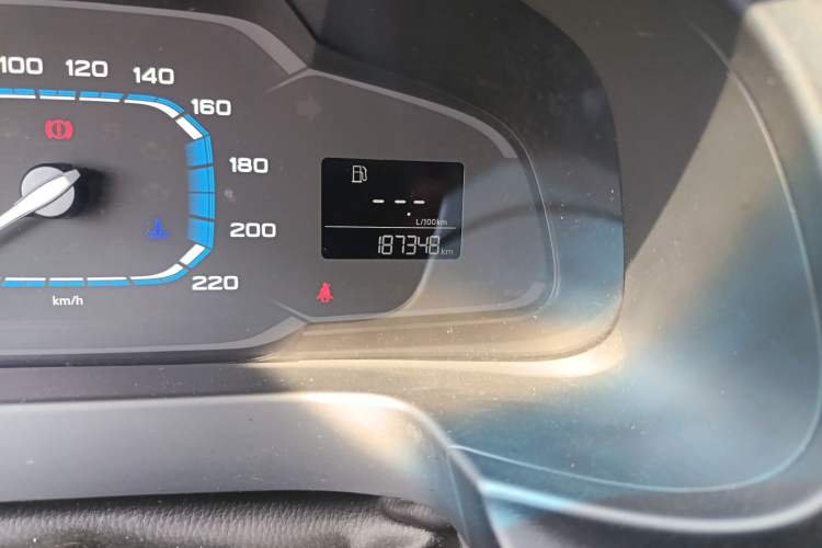 Used Roewe 360 2015 1.5L Manual Luxury Edition Odometer Close Up