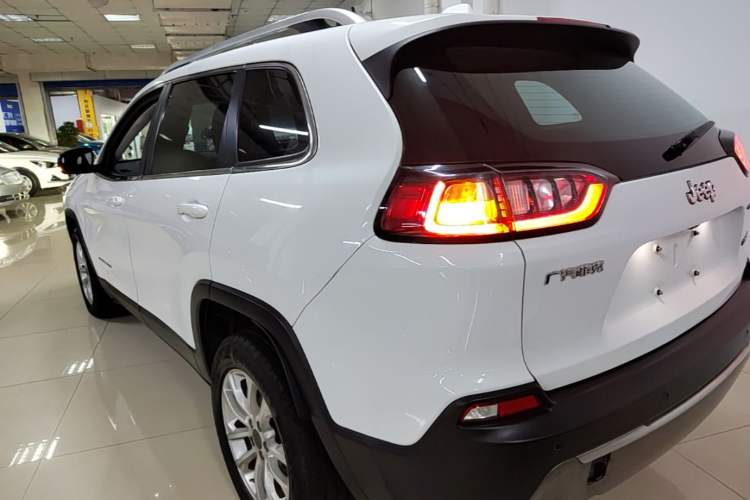 Used Jeep Cherokee 2019 2.0T Two-Wheel Drive Smart Enjoyment Version China V
