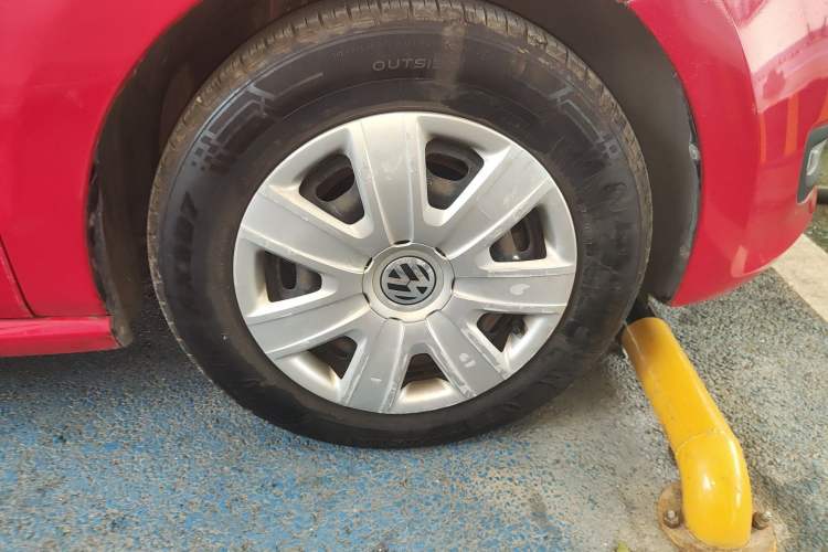 Used Volkswagen Polo 2013 1.4L Manual Fashion Edition Right Front Wheel Hub