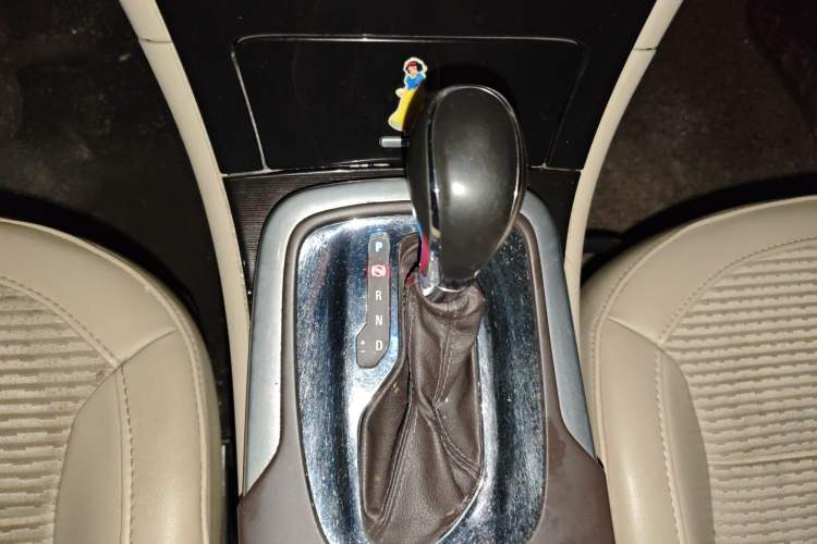 Used Buick Regal 2015 2.0L Leading Fashion Edition Gear Lever