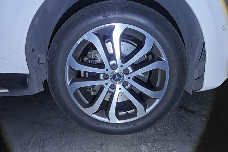 Used Mercedes-Benz GLE 2018 GLE 320 4MATIC Dynamic Edition Collector's Edition Right Front Wheel Hub