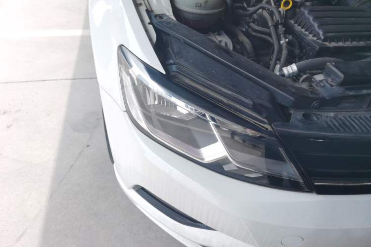 Used Volkswagen Lamando 2017 280TSI DSG Comfort Edition Right Front Headlight