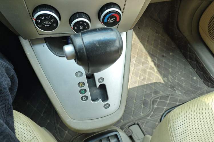 Used Hyundai Tucson 2009 2.0L Automatic Two-Wheel Drive with Sunroof Gear Lever