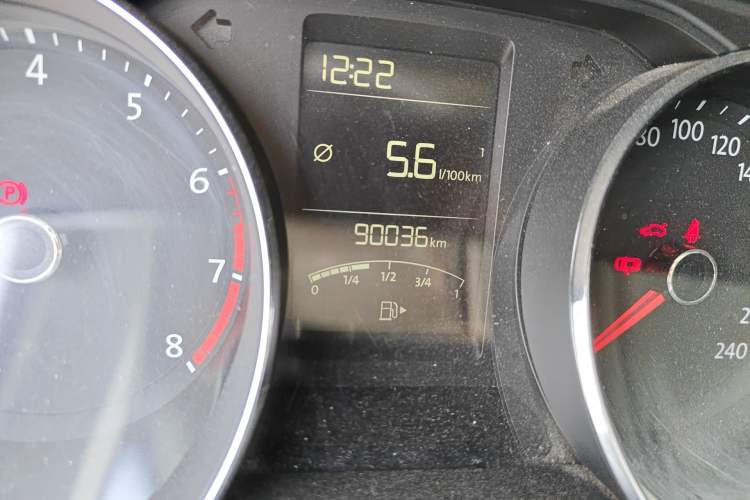 Used Volkswagen Lavida 2015 1.6L Manual Comfort Edition Odometer Close Up