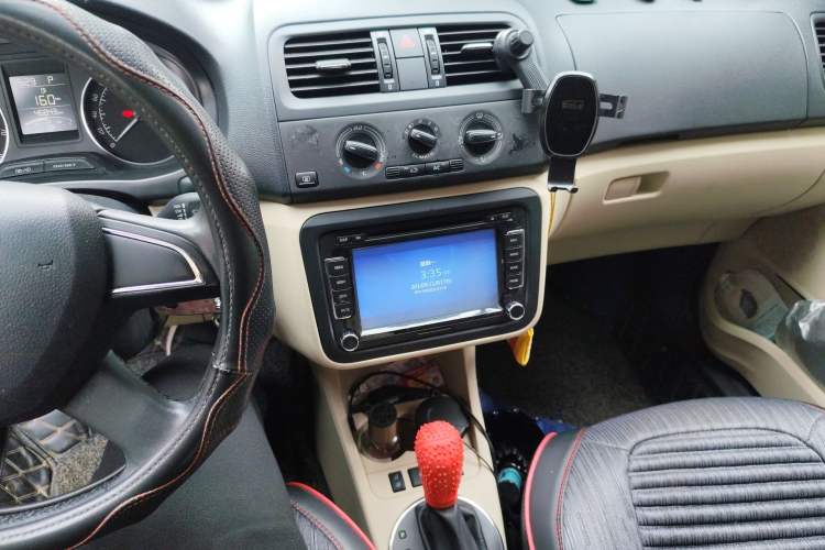 Used Skoda Fabia 2014 1.6L Automatic Crystal Edition Audio And AC Panel